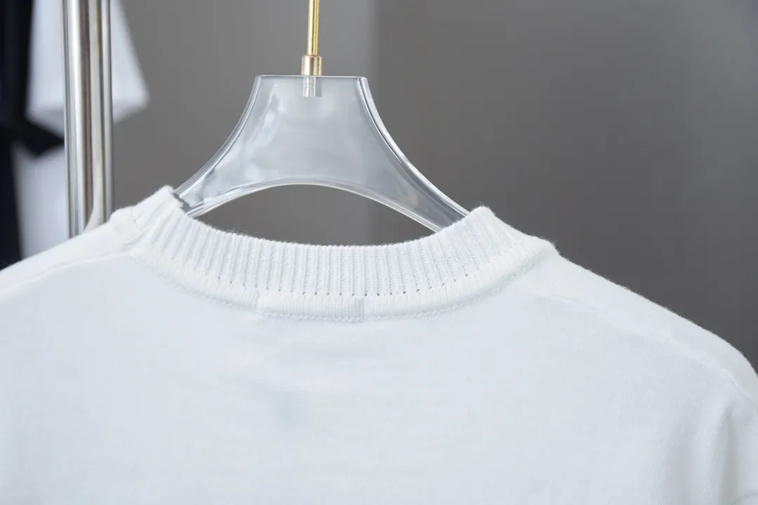 🅿️200 Louis LV 25ss early spring new short-sleeved pearl yarn chapter knitted short-sleeved light luxury essential item for daily commuting for men and women Correct version Welcome to compare Detailed features · High-viscosity cotton material wool, high-count cotton added, dry and avoid stuffiness · The embroidery process forms patterns on the surface of knitted fabrics, and uses different colors and different types of yarns to weave into independent solid color areas. The color blocks are connected to form patterns without floating lines, with perfect edges. Paired with knitting of the same style and color, it presents a unique three-dimensional texture · Double-needle stitching and cross-stitching process · Original main mark washed tag brand moisture-proof paper packaging Color: White Size: S/M/L/XL